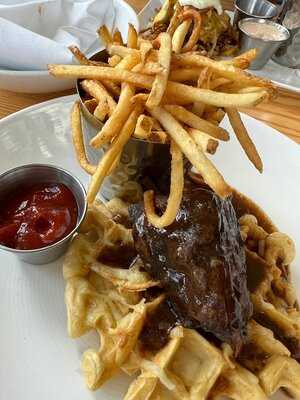 Russell's On Lake Ivanhoe