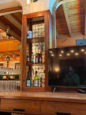 Trailhead Public House & Eatery