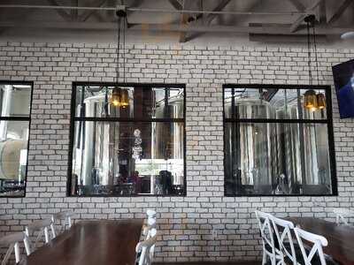 Sombremesa Restaurant & Brewery