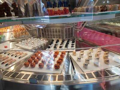 Le Macaron French Pastries