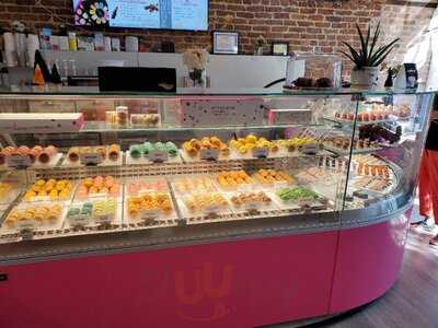 Le Macaron French Pastries