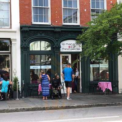 Le Macaron French Pastries