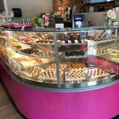 Le Macaron French Pastries