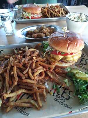 4 Aces Kitchen & Cocktails