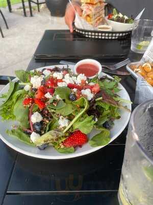 Yards Grille At Green Lakes