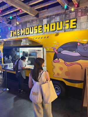 Dawg House Saloon & Sports Book