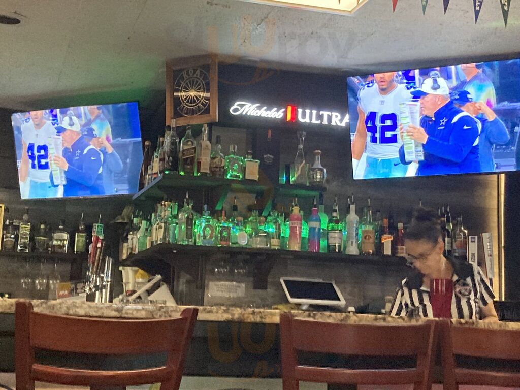 Johnny's Wingz N Tingz