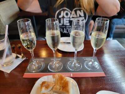 Cooper's Hawk Winery & Restaurant - Waterford Lakes