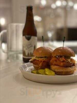 Lea Restaurant & Bar