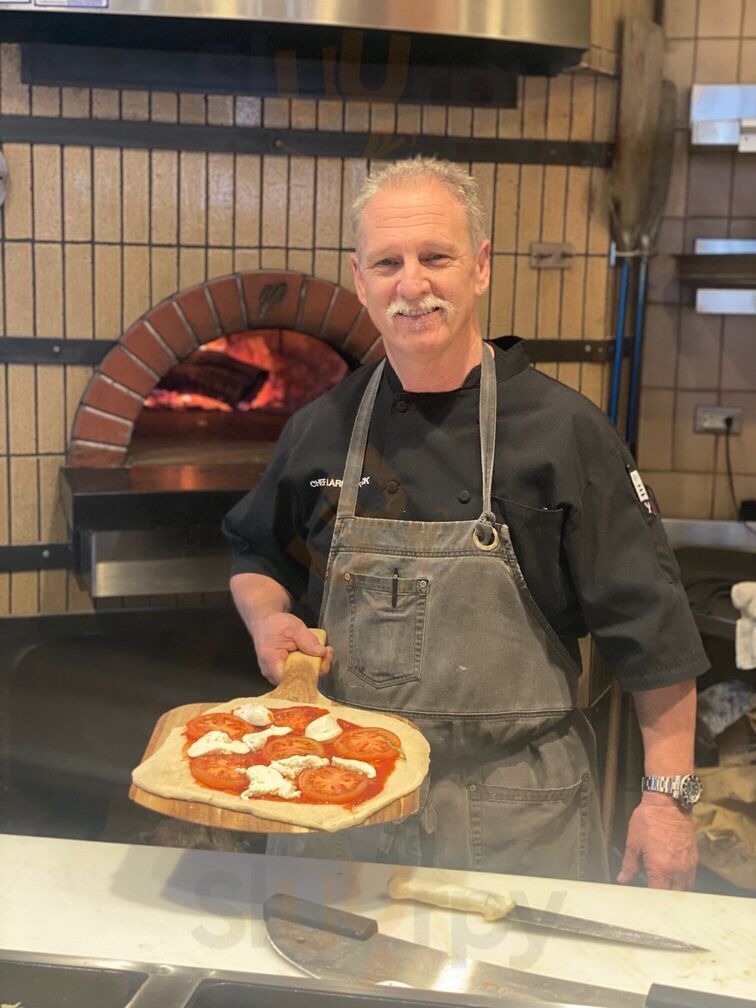 The Socialite Crafthouse & Kitchen