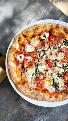 Fiume Pizzeria And Wine Bar