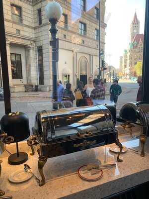 Momento Restaurant + Bar