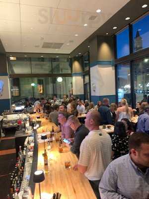 Momento Restaurant + Bar