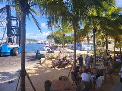 Bayshore Club Bar & Grill