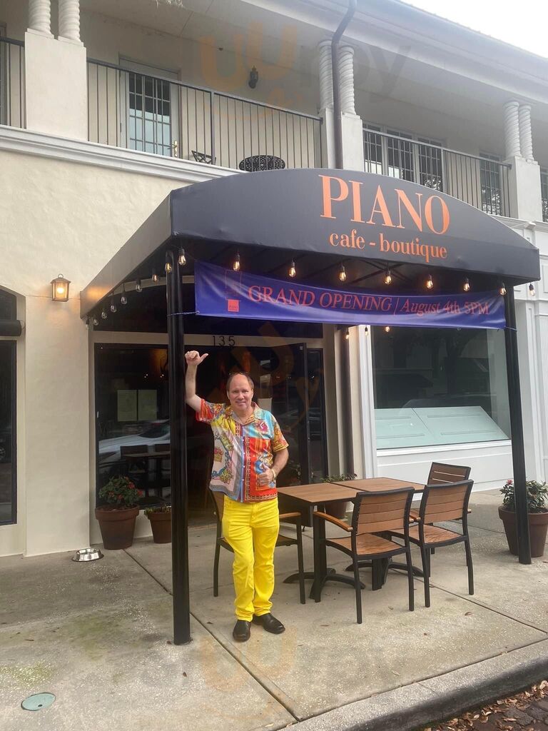 Cafe-boutique Piano