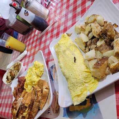 Mana Pupuseria & Taqueria