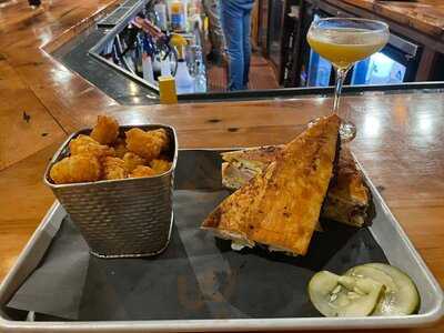 Sawtooth Kitchen, Bar And Stage