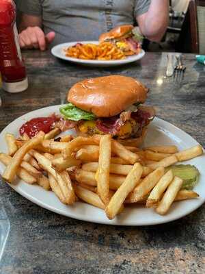 The Roundhouse Bar & Grill