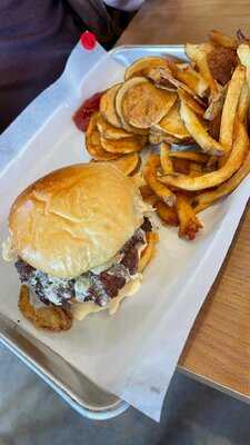 Mooyah Burgers, Fries & Shakes