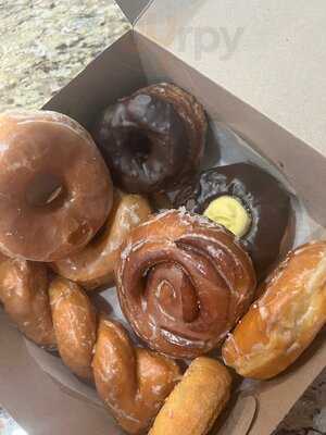 Dee's Donuts