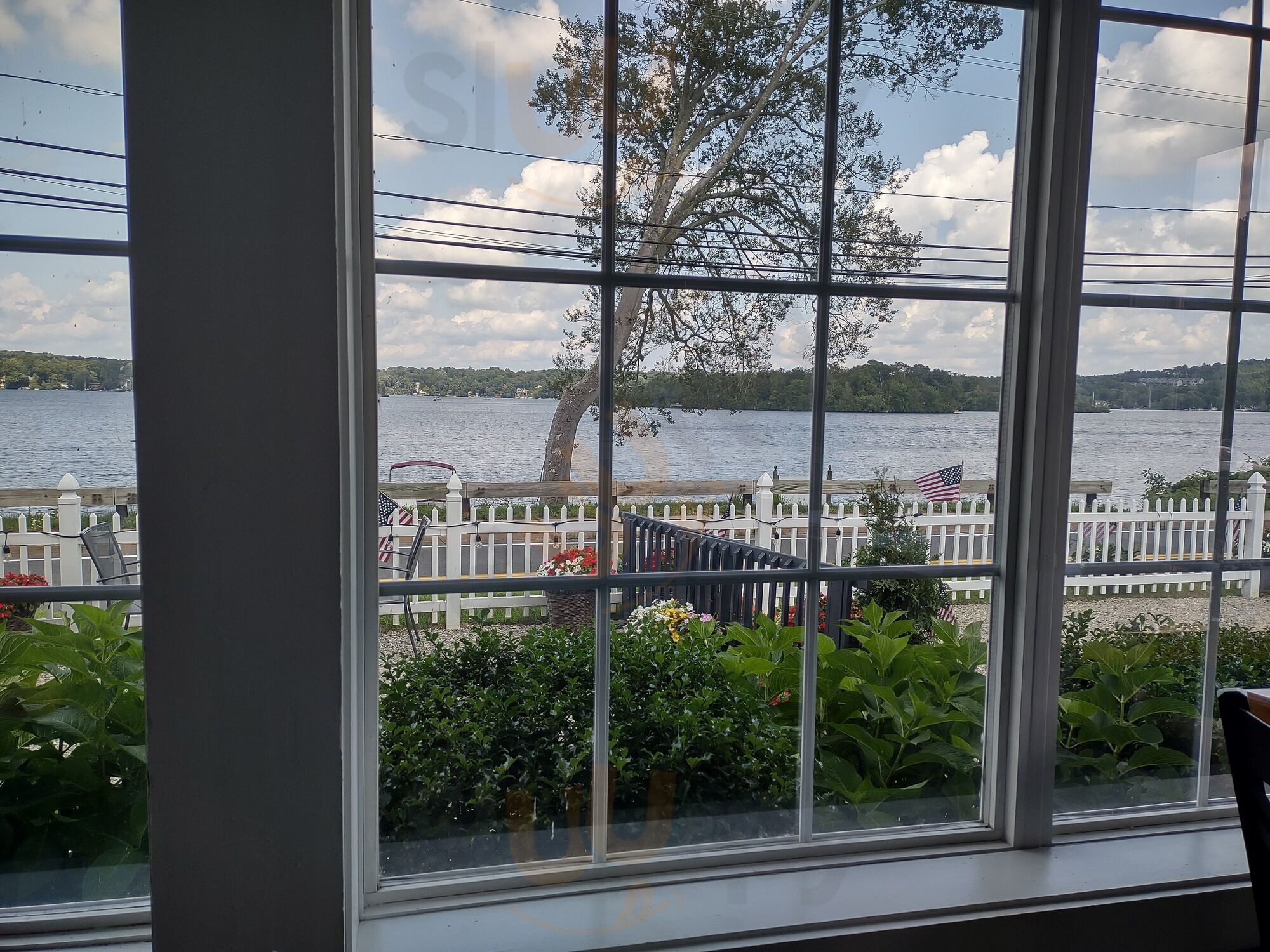 Lakeside Bar & Grill