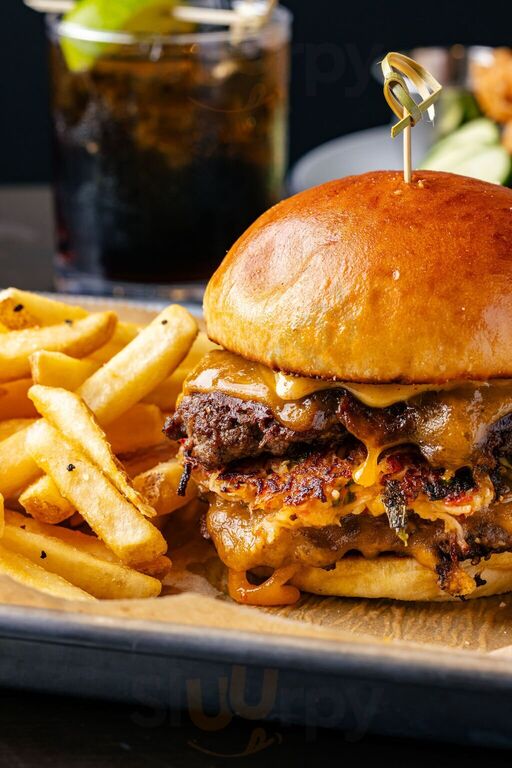 Mudpuppies Sports & Sushi Bar