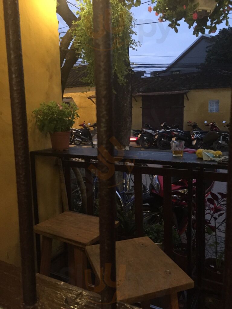 Tiệm Cà Phê Phai Phố