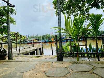 Breeze Restaurant And Basket Boat