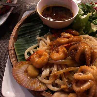 Nhà Hàng Đèn Lồng Phố