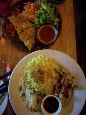 Nhà Hàng Trăng Vàng