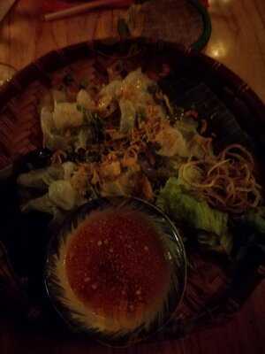 Nhà Hàng Trăng Vàng