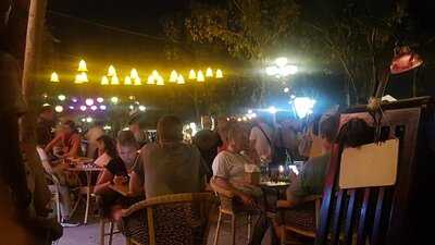 Nhà Hàng Trăng Vàng