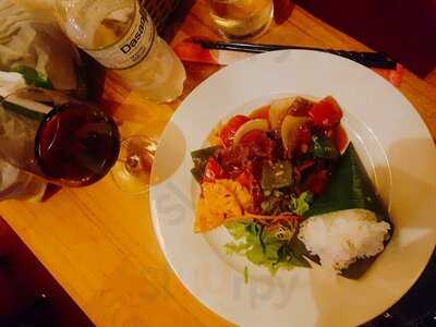 Nhà Hàng Trăng Vàng