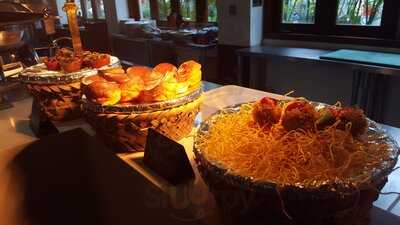 Four Plates Restaurant