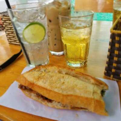 Ùmm - Banh Mi & Cafe