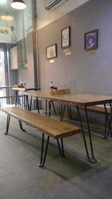 Nhà Hàng The Hungry Pig