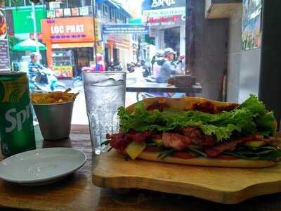 Nhà Hàng The Hungry Pig