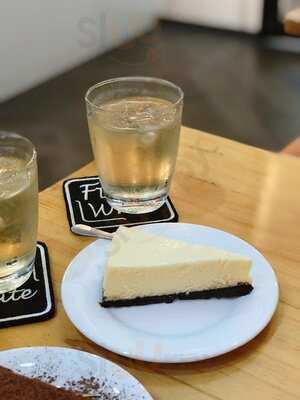 Cà Phê Flat White Coffee, Teas & Cakes