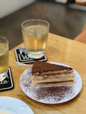 Cà Phê Flat White Coffee, Teas & Cakes