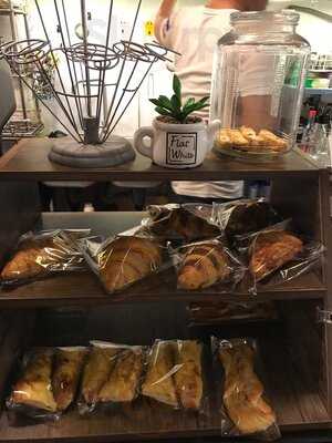 Cà Phê Flat White Coffee, Teas & Cakes