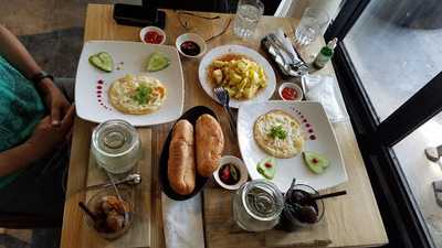 Cà Phê Nhạc Trẻ