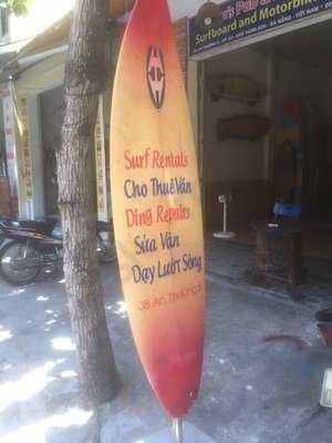 Tam’s Pub And Surf Shop