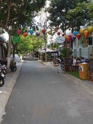 Tam’s Pub And Surf Shop