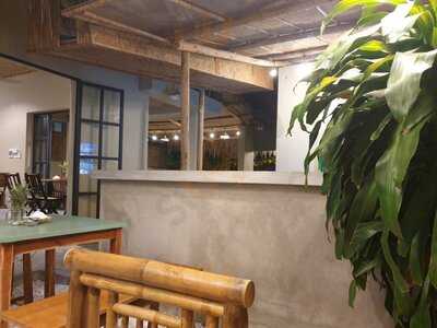 Madame Flip Flop Cafe