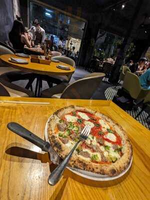 Pizza 4p's Hoang Van Thu