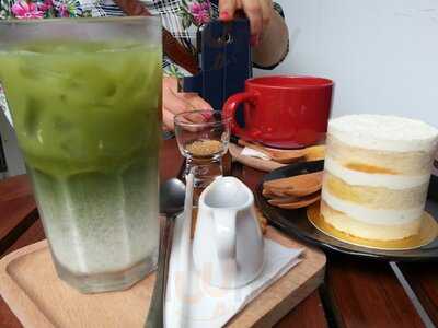 Bomux Cake Shop And Tea House