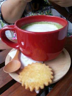 Bomux Cake Shop And Tea House