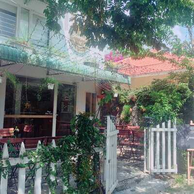 Bomux Cake Shop And Tea House