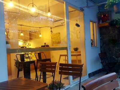 Bomux Cake Shop And Tea House