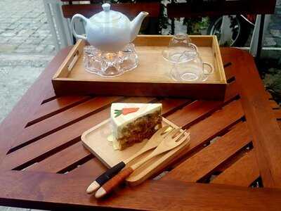 Bomux Cake Shop And Tea House